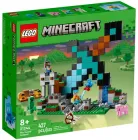 Конструктор LEGO Minecraft Форпост із мечем 427 деталей (21244)