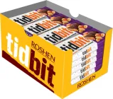 Упаковка шоколадних батончиків Roshen TidBit молочні з нугою, м'якою карамеллю й арахісом 50 г х 24 шт. (4823077630491)