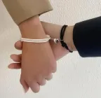 Магнітні парні браслети з серцем у подарунковому конверті - символ любові та дружби (чорний і білий) романтичний подарунок для особливих моментів